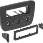 Metra - Dash Kit for Select 2000-2003 Ford Taurus/Mercury Sable no electronic controls - Black